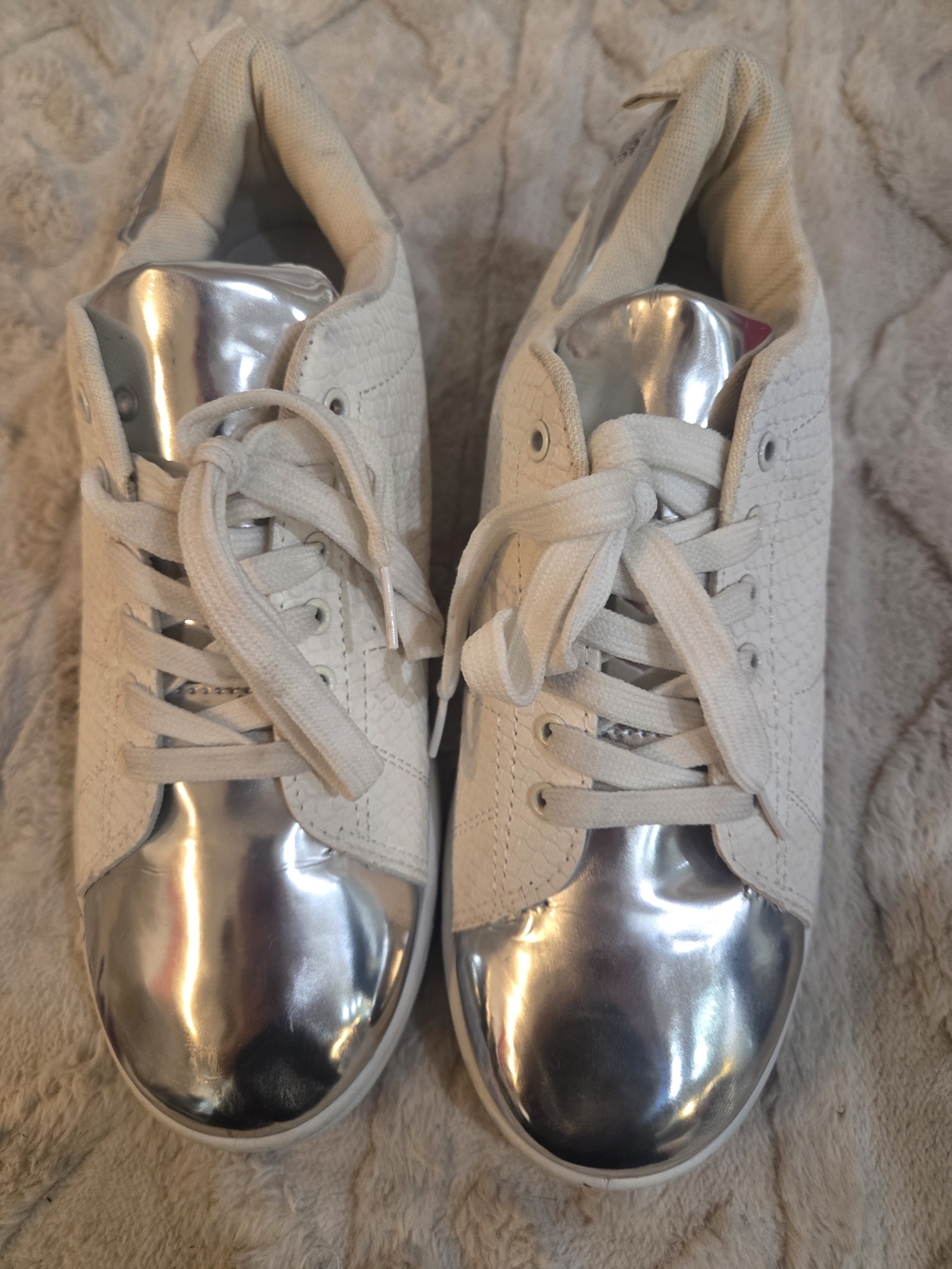 chatties White & Silver Lace-Up Sneakers with Silver Metallic Toe Woman Size 11